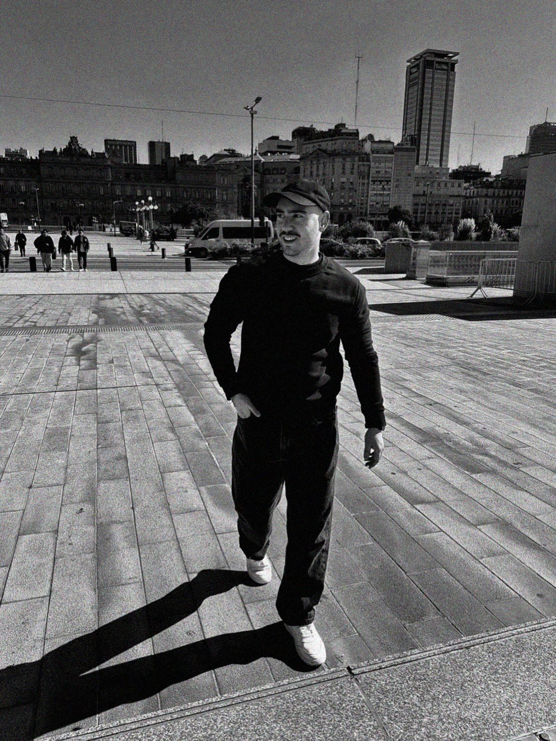 Felipe Vargas Paolini caminando por Buenos Aires